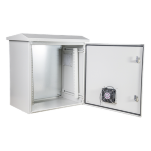 Kit Gabinete Ventilado de Acero, Rack 19" 11U, IP55 Uso en Exterior (593 x 609 x 399 mm) con Placa Trasera Interior Metálica y Compuerta Inferior Atornillable. Incluye Ventilador, Ventilas, filtros, Terminal de Tierra Física.